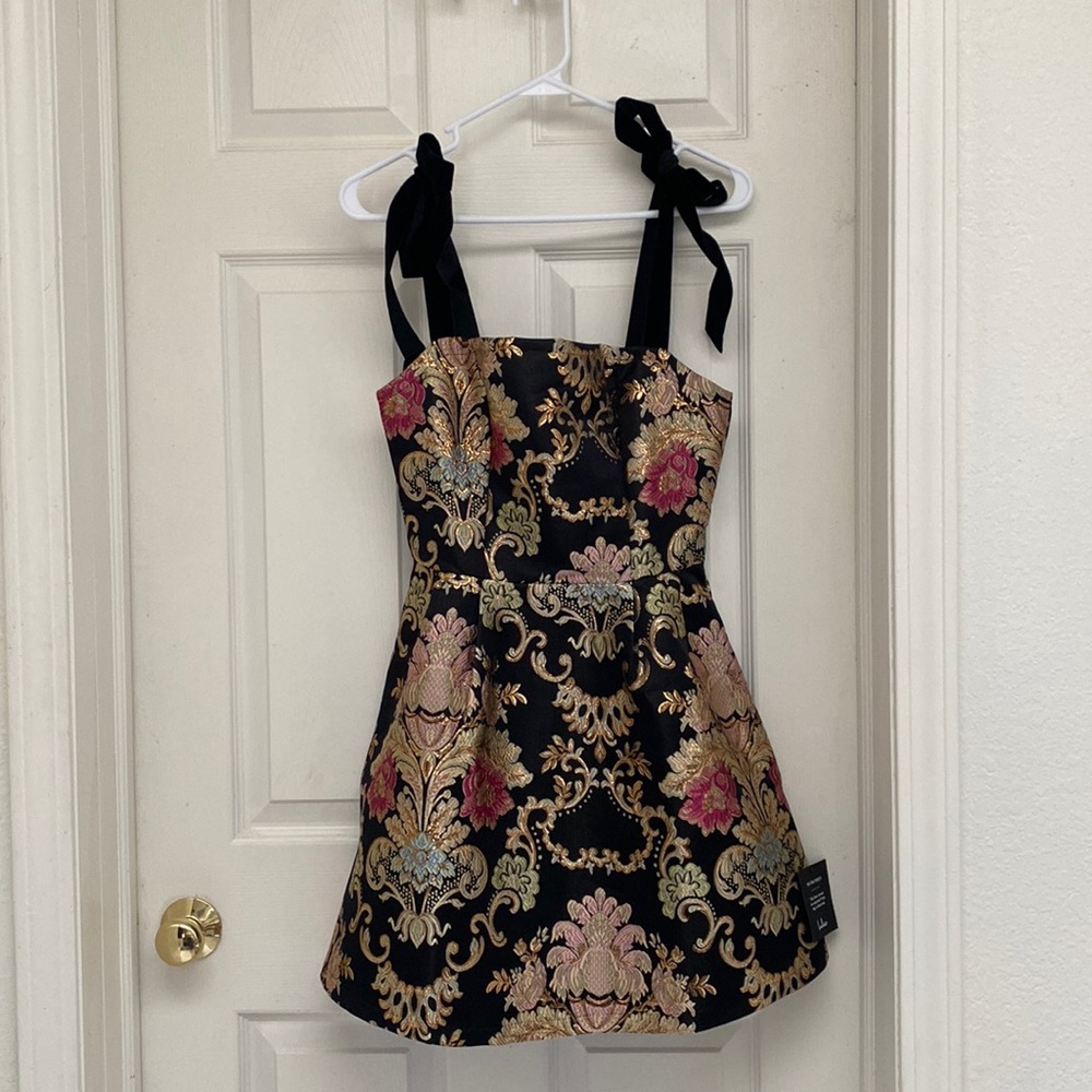 Nwt Lulu’s Brocade dress with velvet tie straps